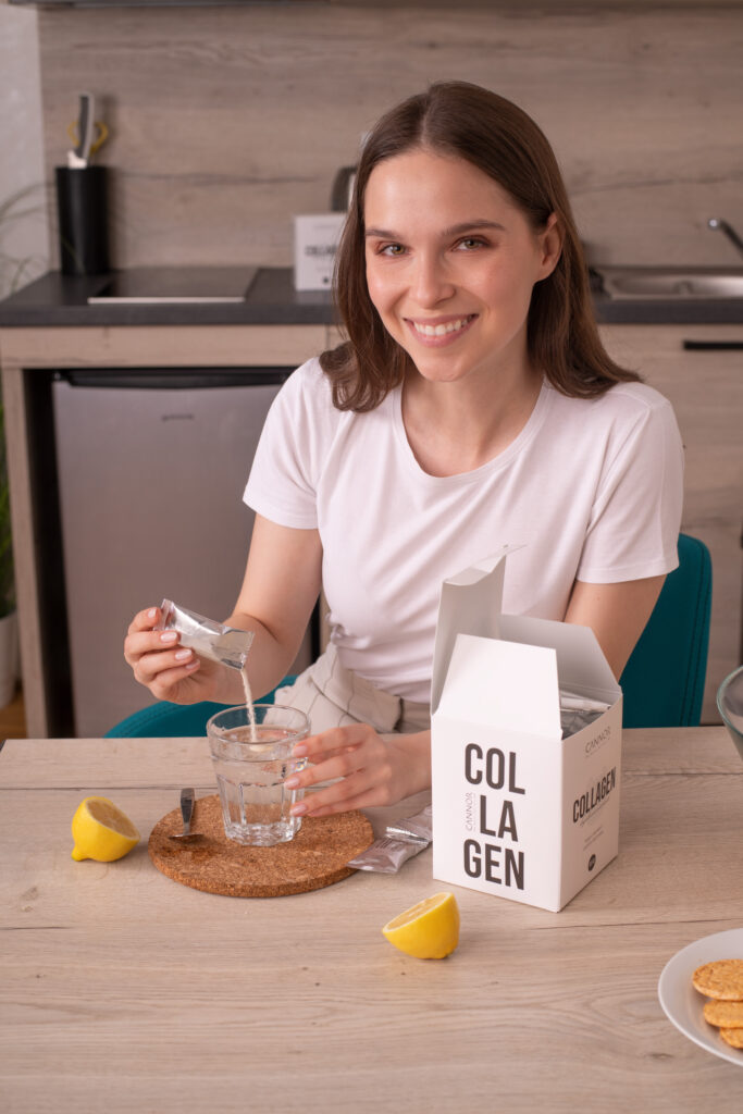 Žena si připravuje Kolagen drink s kyselinou hyaluronovou CANNOR na snídani.